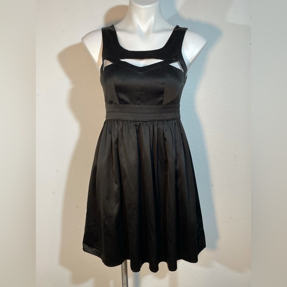 Black satin like dress with cutout size small from envy couture - Picture 1 of 10